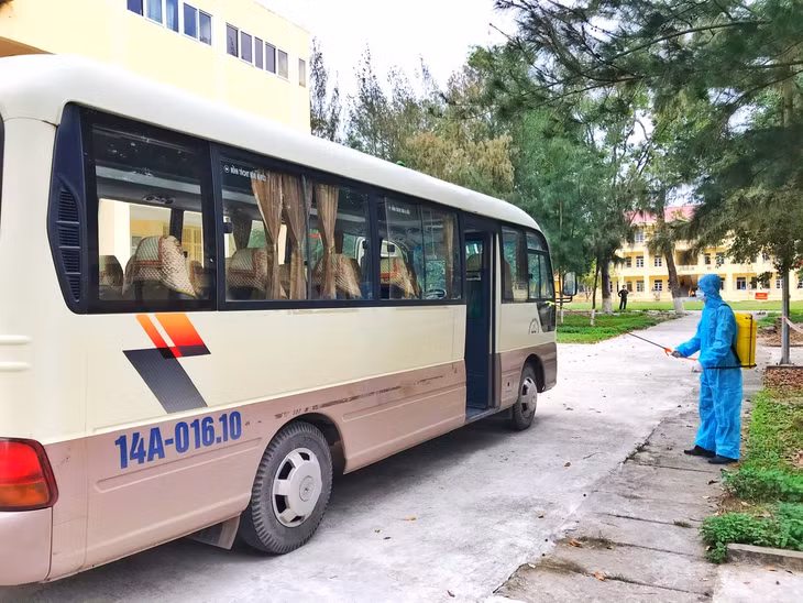 Sau khi đưa đón học sinh, các xe được phun khử trùng theo đúng quy định.