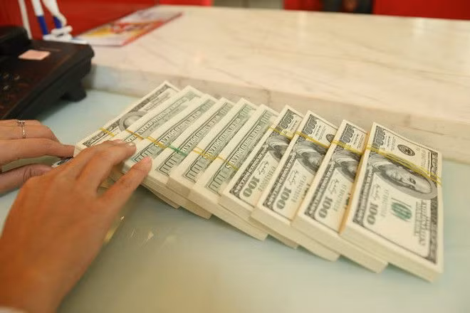 Giá USD tự do nhảy vọt lên sát 24.100 đồng.