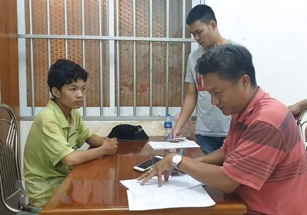 V.H.T làm việc với các điều tra viên tại Công an huyện Châu Đức, tỉnh Bà Rịa-Vũng Tàu. (Ảnh: TTXVN phát)