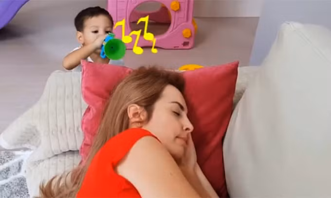 Một video nói về người mẹ muốn ngủ thêm nhưng bị các con đánh thức dậy cho bằng được. Ảnh: zhihu.