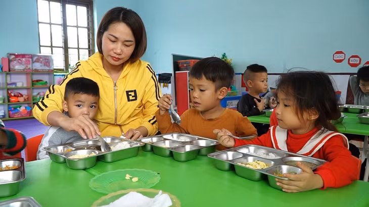Giờ ăn trưa của cô trò Trường mầm non Vạn Yên. 