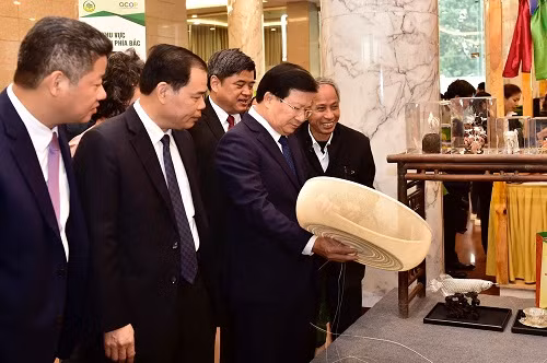 Phó Thủ tướng cùng các đại biểu tham quan gian hàng giới thiệu sản phẩm OCOP của địa phương - Ảnh: VGP/Nhật Bắc