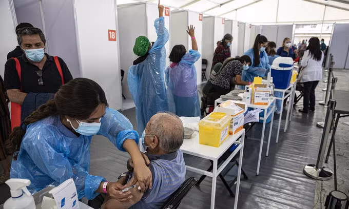 Một điểm tiêm chủng vaccine Covid-19 tại thành phố Santiago, Chile, hôm 3/2. Ảnh: AP.