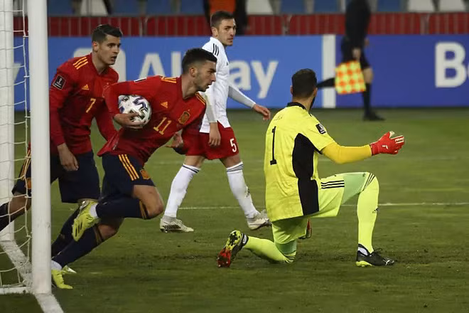 Ferran Torres (số 11) đưa bóng vào cuộc ngay sau khi gỡ hoà. Ảnh: AP