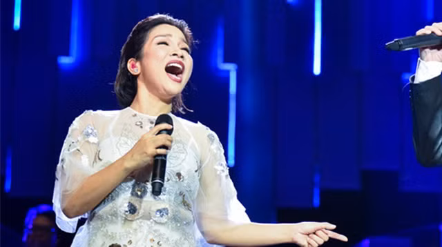 Nữ ca sĩ Mỹ Linh hát trên sân khấu.