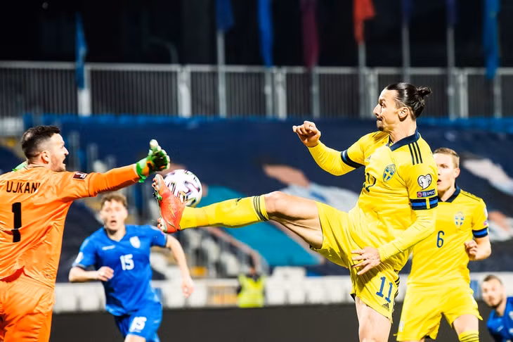 Cú đánh gót kiến tạo của Ibrahimovic mang về bàn mở tỷ số cho tuyển Thụy Điển. Ảnh: RMC Sport.