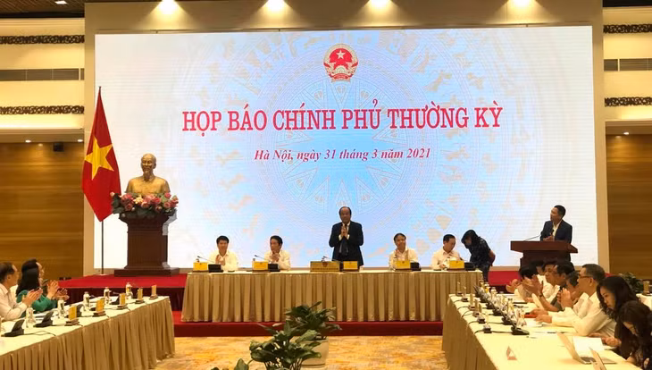 Bộ trưởng, Chủ nhiệm Văn phòng Chính phủ Mai Tiến Dũng chủ trì cuộc họp báo.