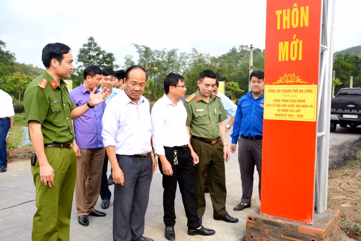 3 cổng chào được gắn biển 