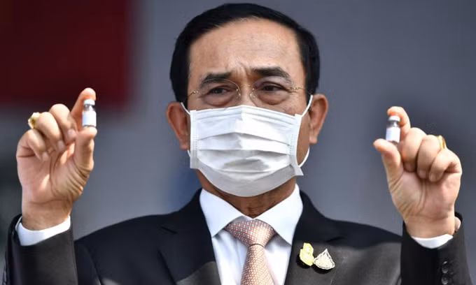 Thủ tướng Thái Lan Prayuth Chan-ocha cầm hai lọ vaccine Covid-19 tại một sự kiện ở Bangkok tháng trước. Ảnh: AFP.