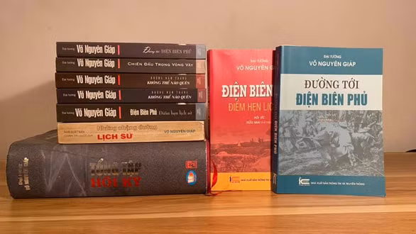 Bộ hồi ký của Đại tướng Võ Nguyên Giáp gồm 6 cuốn sách do nhà văn Hữu Mai chấp bút và 1 cuốn sách khác của Đại tướng - Ảnh: HỮU BÌNH