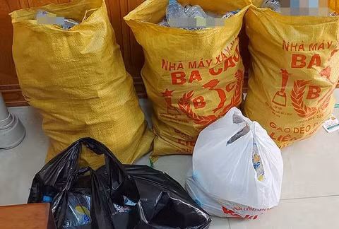 Những chai nước còn lại được thu gom. Ảnh: Q.T.
