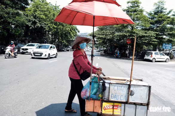  Người phụ nữ mưu sinh dưới trời nắng nóng trước đây tại Hà Nội - Ảnh: MAI THƯƠNG