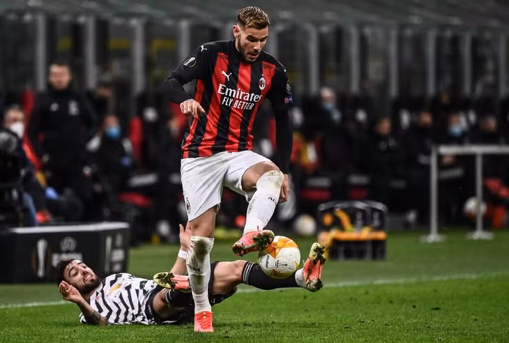 Theo Hernandez vượt qua Bruno Fernandez trong một tình huống leo biên. Ảnh: AFP