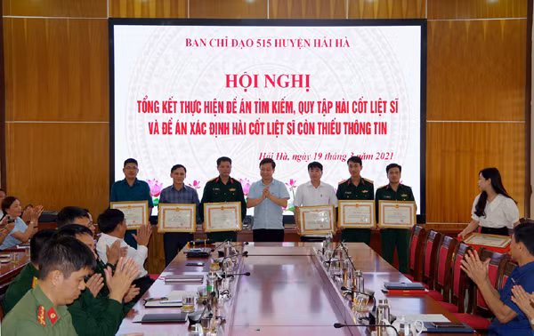 UBND huyện Hải Hà khen thưởng cho các tập thể, cá nhân hoàn thành xuất sắc trong thực hiện Đề án tìm kiếm, quy tập HCLS và Đề án xác định HCLS còn thiếu thông tin giai đoạn 2013 – 2020. 