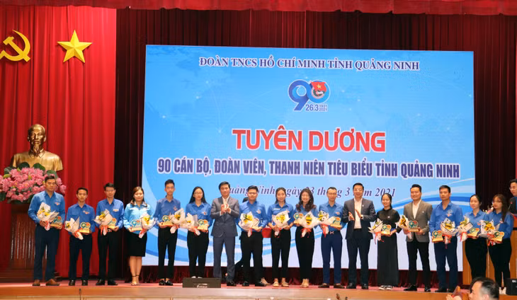 Đồng chí Nguyễn Tường Văn, Chủ tịch UBND tỉnh trao biểu trưng cho các ĐVTN tiêu biểu tham gia chương trình giao lưu đối thoại. 