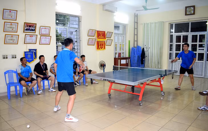 Nhà văn hóa khu Minh Tiến B, phường Cẩm Bình thu hút đông người đến chơi bóng bàn vào buổi chiều