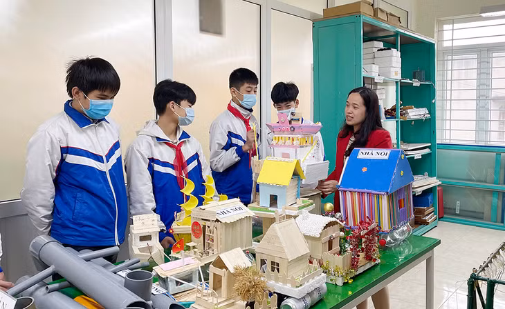 Học sinh Trường THCS Thị trấn Quảng Hà, huyện Hải Hà hoàn thiện mô hình, sản phẩm liên quan đến giáo dục STEM.