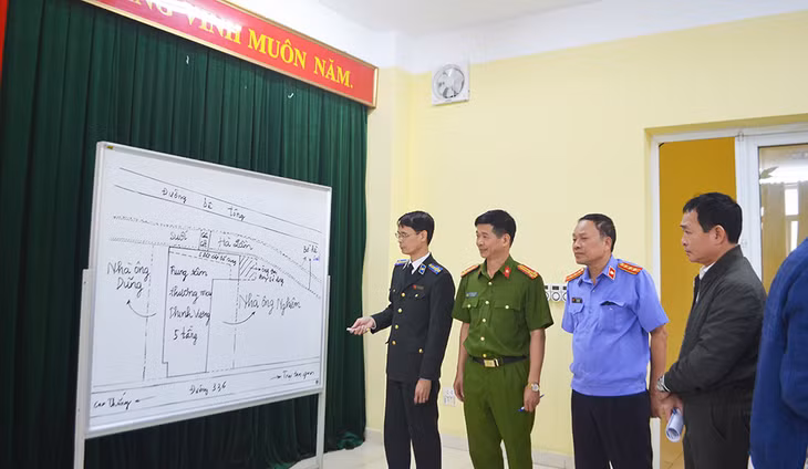 Đại diện sở, ngành nghiên cứu sơ đồ khu vực chuẩn bị thực hiện cưỡng chế.