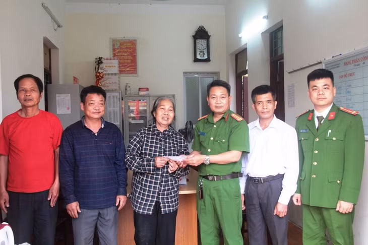 Công an trả lại số vàng cho bà Nguyễn Thị Mọc. Ảnh: M.P.