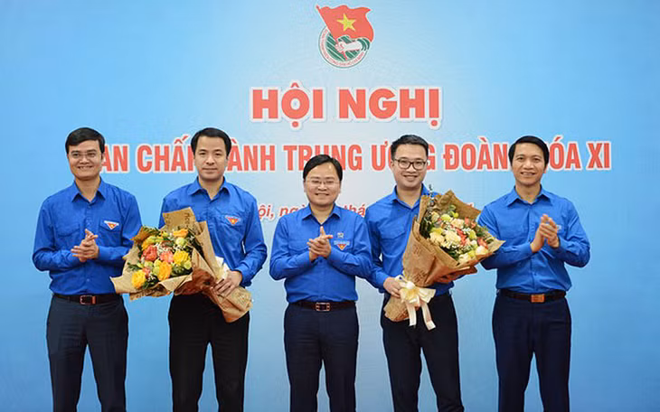 Ban Bí thư T.Ư Đoàn tặng hoa chúc mừng đồng chí Ngô Văn Cương (thứ hai, từ trái sang trong ảnh) và Nguyễn Tường Lâm (thứ hai, từ phải sang trong ảnh) tại Hội nghị.