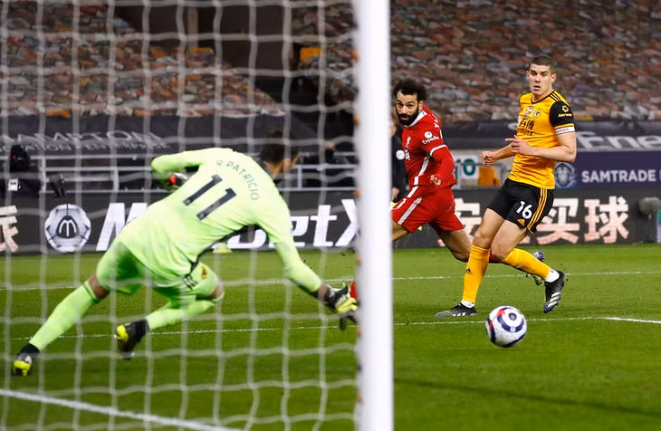 Salah không thể tạo ra khác biệt trước hàng phòng ngự Wolves. Ảnh: Reuters.