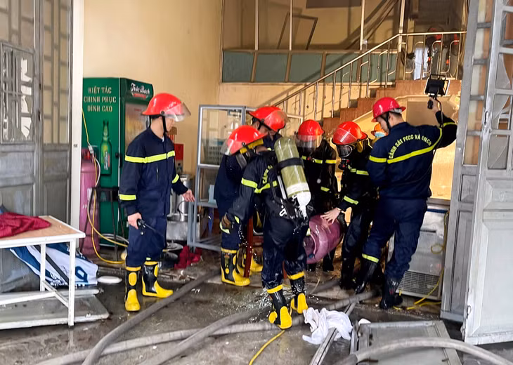CBCS triển khai chữa cháy và di chuyển tài sản.