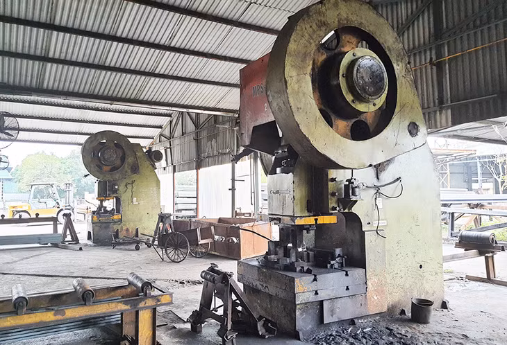 Thời điểm này do giảm sản lượng sản xuất nên nhiều thiết bị của Công ty CP cơ khí ô tô Uông Bí đang dừng hoạt động.