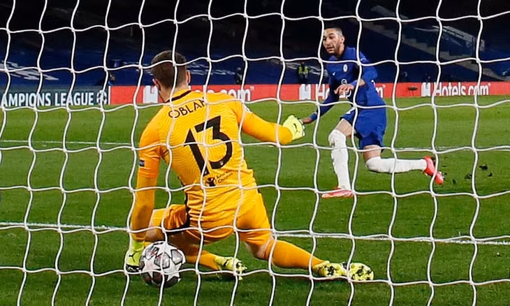 Ziyech ghi bàn thứ ba cho Chelsea, và là bàn thứ hai ở Champions League. Ảnh: Reuters.