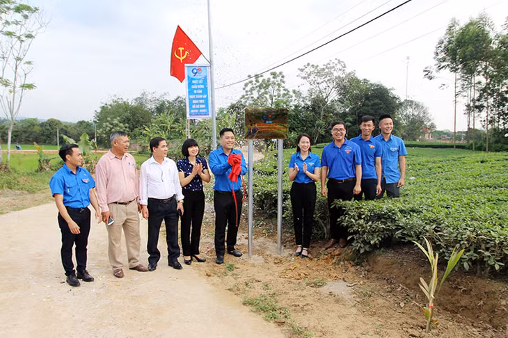  Lễ khánh thành và đưa vào sử dụng tuyến đường điện chiếu sáng bằng năng lượng mặt trời thôn 6, xã Quảng Long, huyện Hải Hà