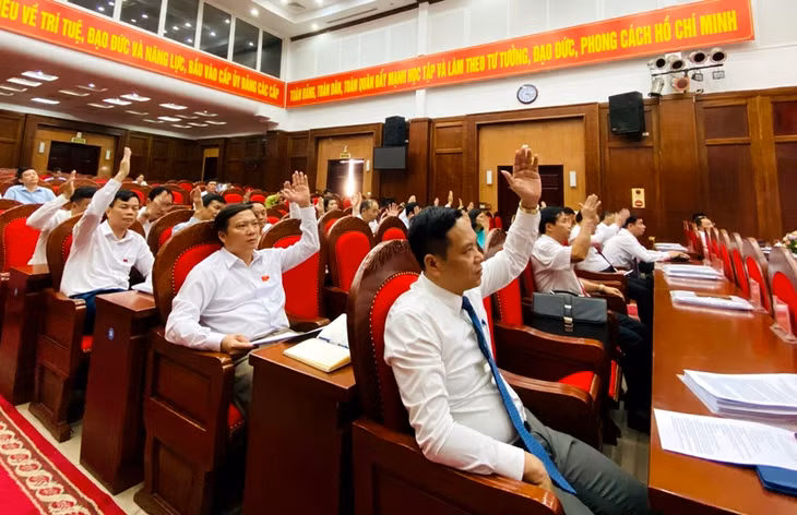 Các đại biểu biểu quyết tại kỳ họp.