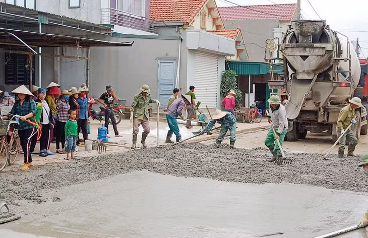 Người dân thôn 8, xã Sông Khoai, TX Quảng Yên đồng thuận góp công, góp của, hiến đất làm đường liên thôn.