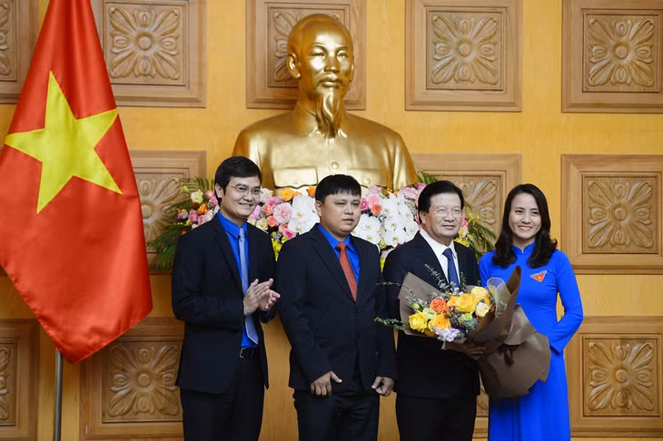 Nguyễn Thị Hiền vinh dự được Phó Thủ tướng Chính phủ Trịnh Đình Dũng tặng hoa chúc mừng tại Văn phòng Chính phủ.