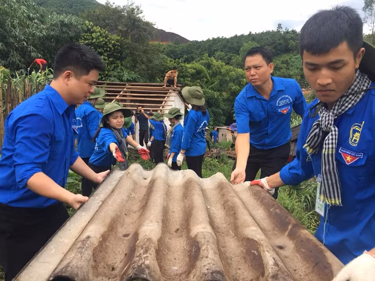 gia đình bà Chìu Thị Phương tháo dỡ nhà, trả lại mặt bằng để xây dựng nhà mới khang trang hơn.