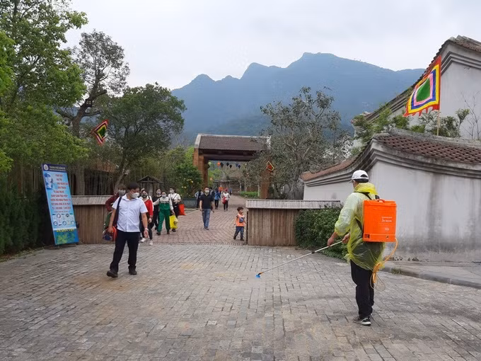 Khu di tích danh thắng Yên Tử phun khử khuẩn mỗi ngày để phòng chống Covid-19. Ảnh: NVCC