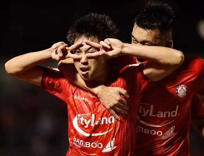 Lee Nguyễn có trận đấu hay. 