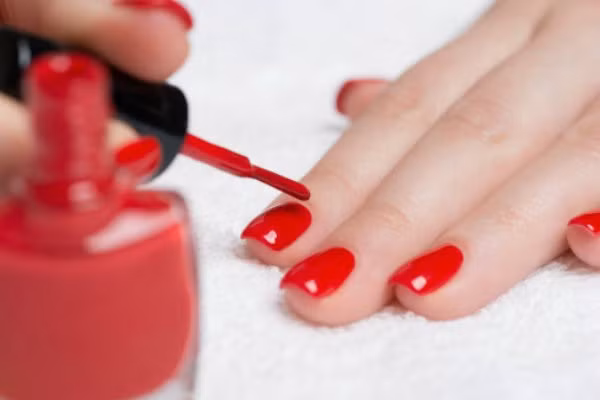 Sơn móng tay dạng gel tiềm ẩn nhiều nguy cơ đối với sức khỏe.