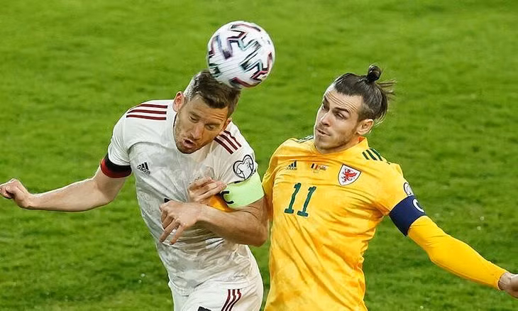 Gareth Bale đối đầu đồng đội tại Tottenham - Jan Vertonghen. Ảnh: Soccrates Images.