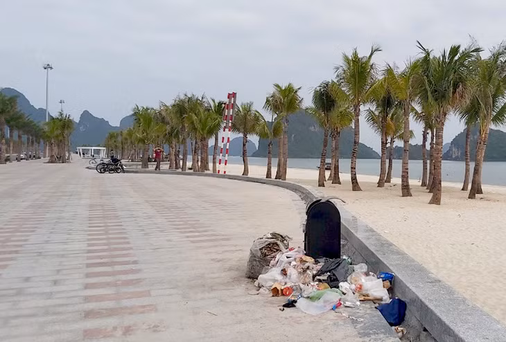Vẫn còn hiện tượng rác vứt bừa bãi, không đúng giờ, không đúng địa điểm tại phường Hồng Hà, TP Hạ Long (ảnh chụp lúc 14 giờ ngày 18/3/2021)