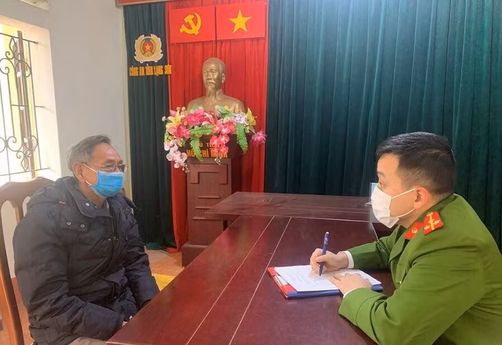 Đối tượng Hưởng (bìa trái) tại cơ quan công an .Ảnh: Hoàng Thơ