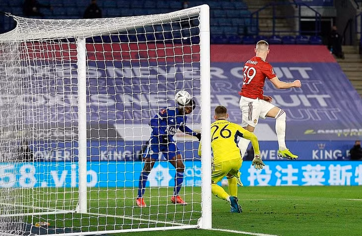 Iheanacho trừng phạt những sai lầm của Man Utd để ghi hai bàn thắng: Ảnh: PA.