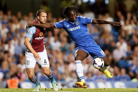  Lukaku (phải) từng có mấy mùa chơi bóng cho Chelsea nhưng không thành công