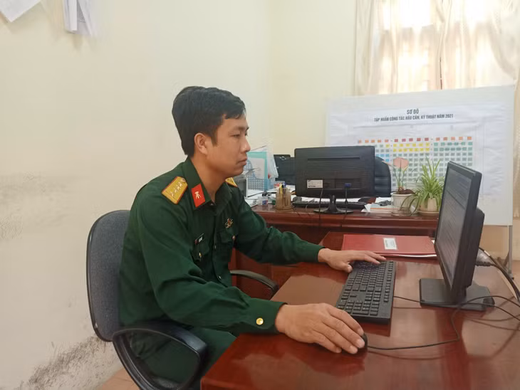 Đại úy Vũ Văn Nhất, trợ lý Xe - Máy, Phòng Kỹ thuật, Bộ CHQS tỉnh đam mê nghiên cứu khoa học kỹ thuật.