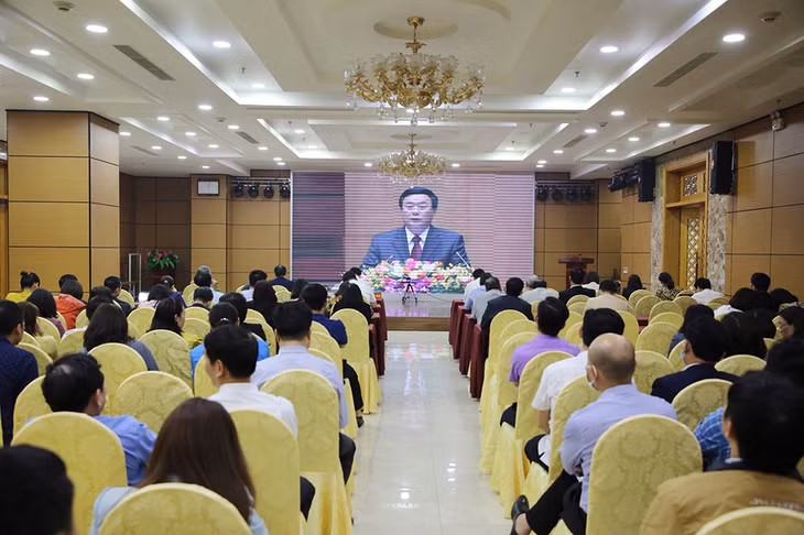 Đảng viên thuộc Đảng bộ Khối các cơ quan tỉnh lắng nghe các nội dung