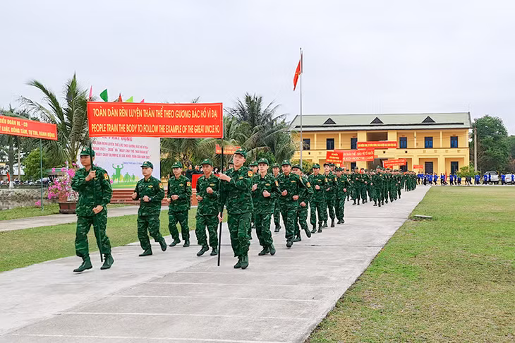 Cán bộ chiến sỹ BĐBP và ĐVTN xã Thống Nhất, TP Hạ Long tham gia chạy hưởng ứng phong trào toàn dân rèn luyện sức khỏe.