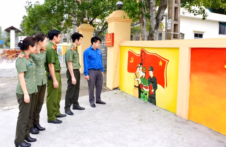 Công trình tranh tường và sân bê tông tại trụ sở Công an xã Quảng La hoàn thành đúng dịp kỷ niệm 90 năm ngày thành lập Đoàn TNCS Hồ Chí Minh,