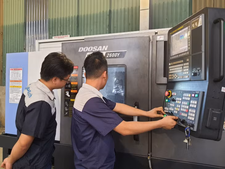 thời gian gần đây Công ty CP cơ khí Uông Bí bắt đầu lắp đặt các thiết bị cơ khí chính xác để sản xuất sản phẩm cơ khí mỏ.