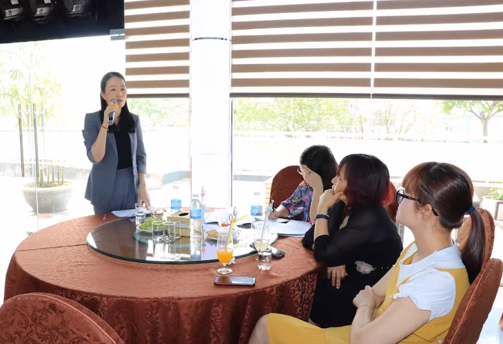 bà Nguyễn Hoài Thương, Phó Giám đốc Sở Công Thương trả lời những thắc mắc của doanh nghiệp trong việc thực hiện những Nghị định mới của Chính phủ trong kinh doanh xăng dầu tại 