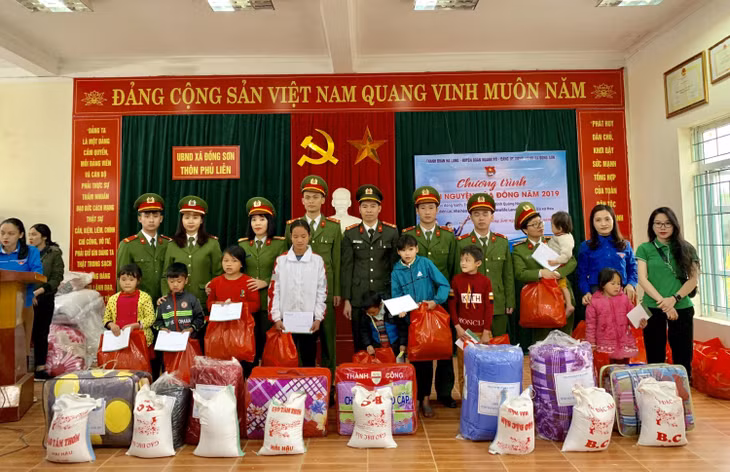 Đoàn thanh niên Trại tạm giam Công an tỉnh tặng quà học sinh có hoàn cảnh khó khăn tại xã Đồng Sơn, TP Hạ Long.