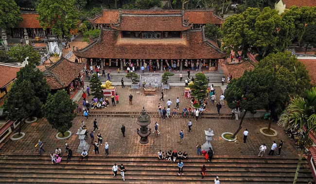 Du khách đến lễ chùa, tham quan, vãn cảnh chùa Hương (Ảnh minh họa: TTXVN)