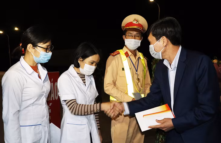 Lãnh đạo Uông Bí ghi nhận sự nỗ lực, tập trung cao độ và hoàn thành tốt nhiệm vụ của các lực lượng tham gia trực chốt kiểm soát Covid - 19 cầu Đá Bạc trong suốt gần 2 tháng qua